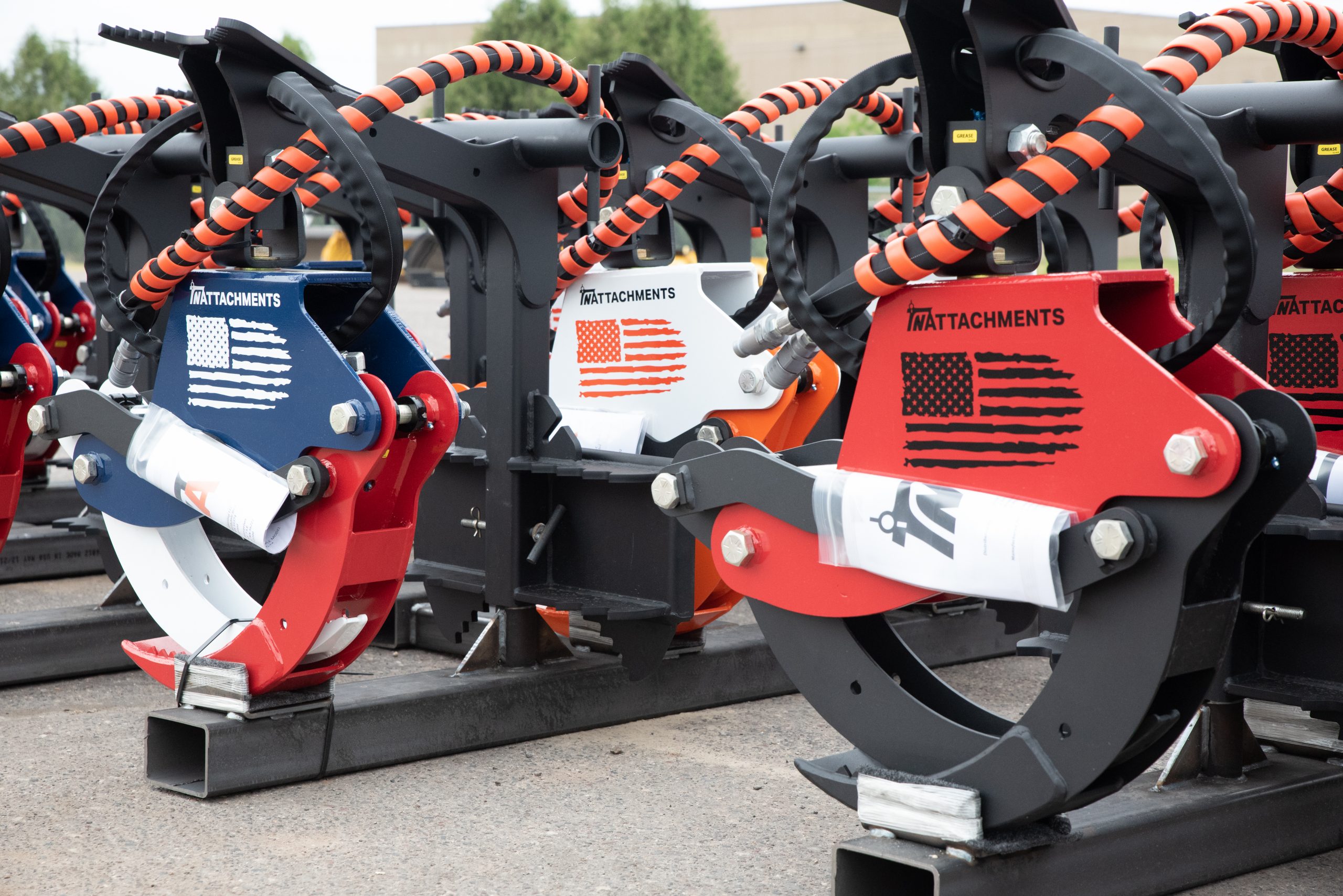 TNAttachments Grapples come in custom color ways to match your equipment! Red, White, Blue, Orange, Black.3 Ton Power Rotation 61" Grapple Opening Internal Hose Routing High Strength 3/8" Steel Body, Transfer & Grapple Arms (AR400) 2.5" Hydraulic Cylinder Integrated Whale Tail Tree Pusher Angled Hanger With Fully Welded Side Gussets Large Integrated Rope Bollard Available in Universal Mini, MT, FSS & HD-Euro (Avant, MultiOne) Attachment Plates Optional Receiver Hitch & 1 Piece Milled Saw Scabbards. Custom Color Options To Match Your Loader