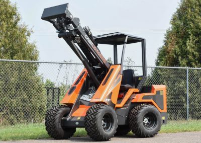 Cast Loaders 23 at TNE Distributing in Rogers, Minnesota. Key features are: • Kubota D902 Diesel engine with 25 hp • Lifting capacity 1780 lbs (optional weight kits are available to increase to 2100 lbs) • Telescoping boom with a height of 117 inches • Speed of 7.46 mph • 10 function joystick • Standard 10” wide turf tires (can upgrade to 14” wide turf tires) • 4WD is standard • Weight is 2645 lbs (without optional items)