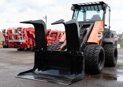 Cast Loaders MAXO with TNA Log Grapple at TNE Distributing compact articulating loaders