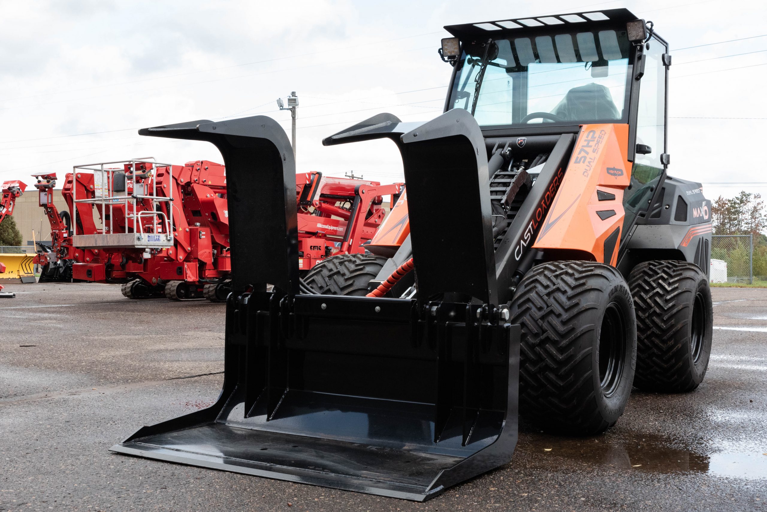 Cast Loaders MAXO with TNA Log Grapple at TNE Distributing compact articulating loaders