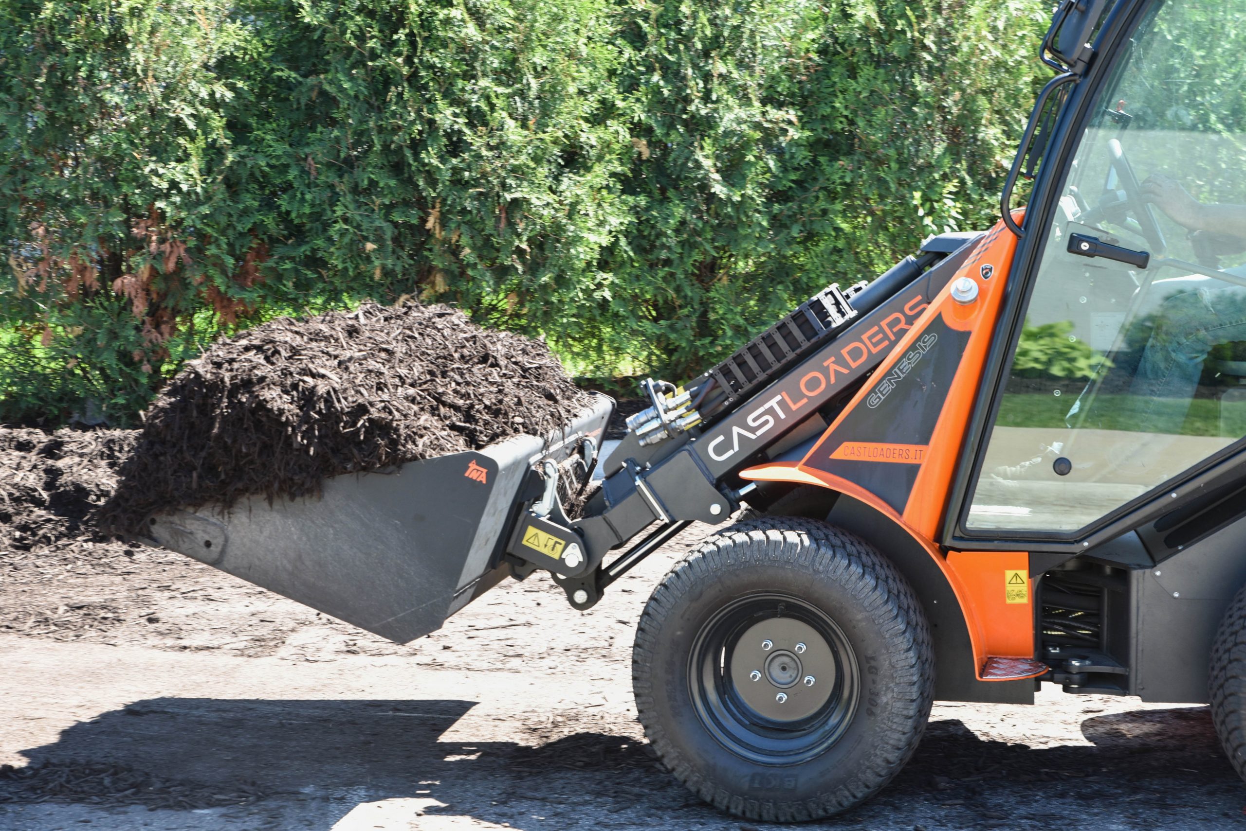 Cast Loaders are great with mulch jobs
